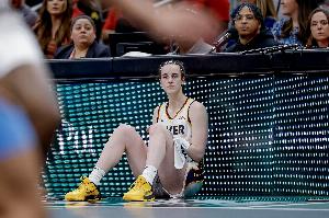 蓝鲸体育直播-球星的影响力！克拉克赛季报销后WNBA球票均价从89美元跌至62美元