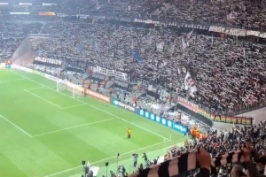 足球最美的样子！法兰克福出局后球迷集体高歌鼓舞球队