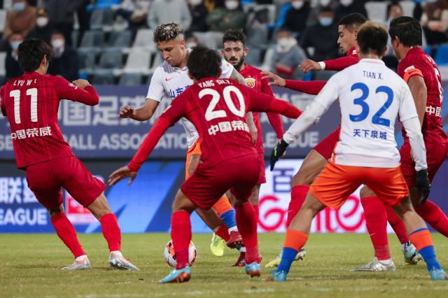 蓝鲸体育电脑版-争冠双雄成难兄难弟 还有多少个机会够泰山挥霍？