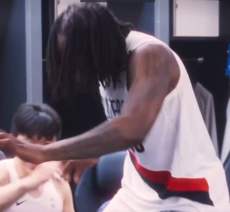 蓝鲸体育直播-暂列西部第八！罗威拉着杨瀚森在更衣室跳舞 庆祝胜利